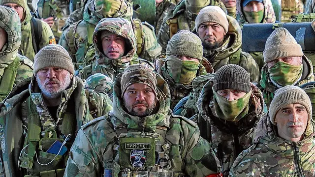Un grupo de voluntarios reclutados por las Fuerzas Armadas rusas esperan en el aeropuerto de Grozni