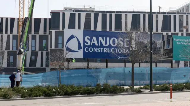 El edificio del nuevo hospital Quironsalud de Zaragoza va tomando forma en la prolongación de la Avenida de Gómez Laguna.