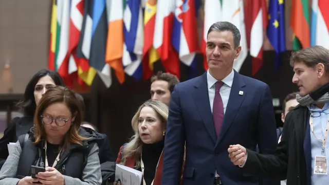 El presidente del Gobierno español, Pedro Sánchez, se dirige a dar una rueda de prensa al final del segundo día de la reunión del Consejo Europeo en Bruselas.