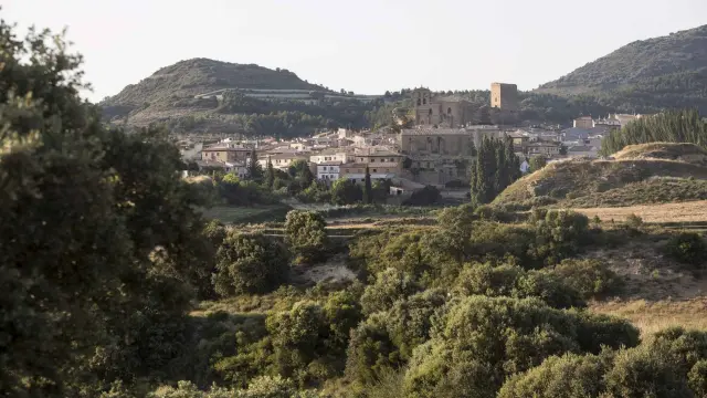 Este pueblo de Zaragoza se encuentra enclavado en un bonito paisaje del Prepirineo aragonés