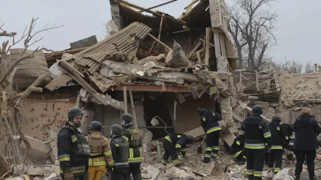 Un equipo de rescate trabajan donde ha impactado un misil ruso en Ucrania.