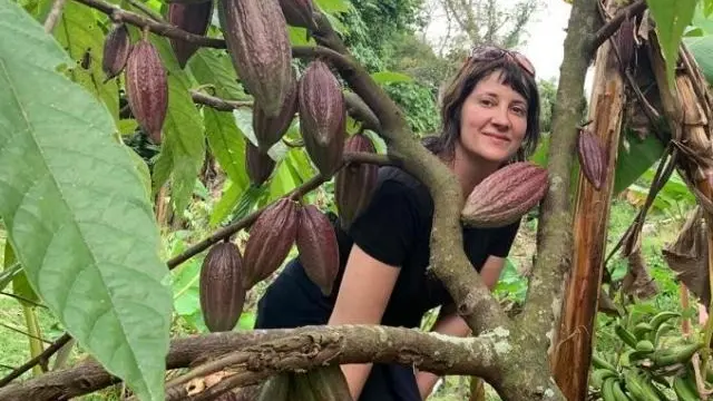 Isabel Félez entre árboles de cacao.