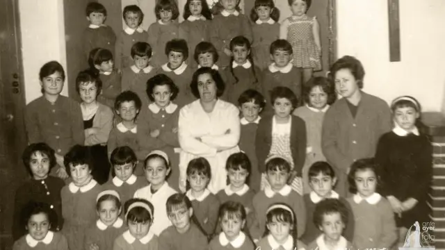 Grupo de alumnas con su maestra en la escuela del barrio de la Jota. 1961.