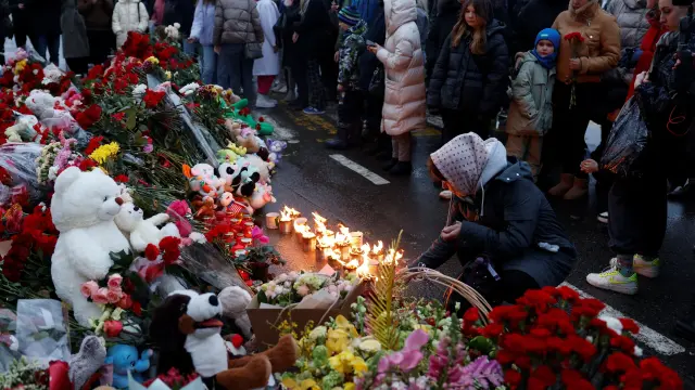 Decenas de personas depositan flores y peluches en recuerdo de las víctimas