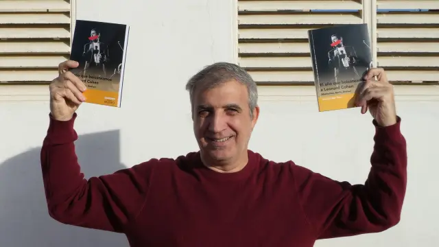 Josep Espluga, con dos ejemplares de su libro.
