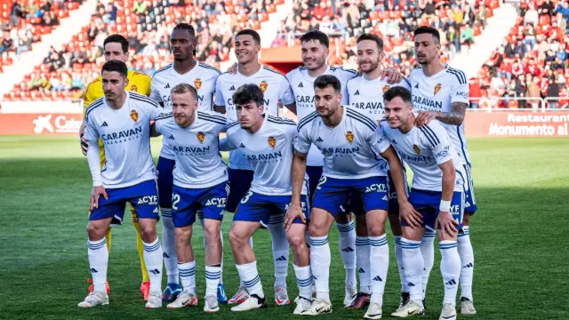 Extraña formación del Real Zaragoza en Miranda, con los jugadores de la fila anterior tan levantados que Moya le tapa la cara al portero Badía.
