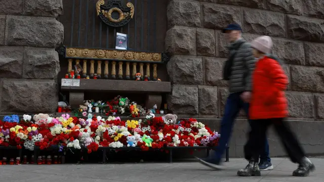 Flores y velas recuerdan en Moscú a las víctimas del atentado terrorista.