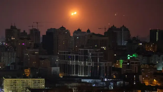 Explosión de un misil ruso sobre Kiev