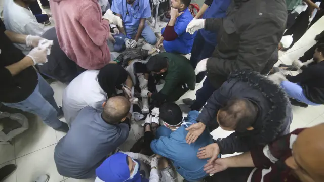 Palestinos heridos en un bombardeo israelí son atendidos en un hospital de Rafah, en Gaza