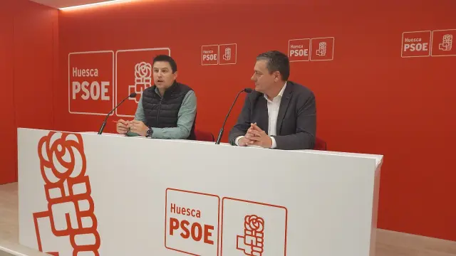 Antonio Biescas y Fernando Sabés durante la rueda de prensa de este lunes en la sede del PSOE de Huesca.