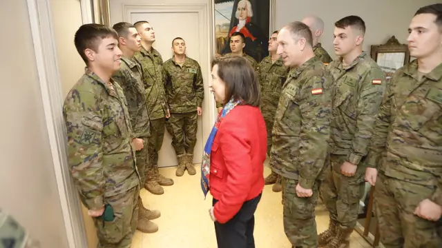 La ministra de Defensa, Margarita Riobles, visita a los militares del Regimiento de Infantería America 66 en Pamplona (Navarra) que suprimeron hipotermia el pasado 7 de marzo en el Pirineo aragonés.