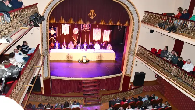El Teatro Municipal de Alcañiz se ha llenado de público para escuchar el pregón de Pepe Maestre.