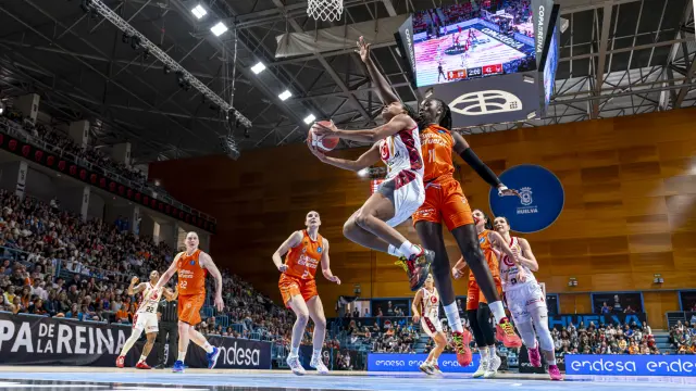 Tanaya Atkinson (Casademont Zaragoza) intenta anotar ante la presencia de Awa Fam (Valencia Basket) en la final de la Copa.