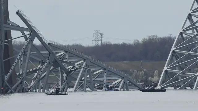 El puente de Baltimore se derrumba tras el choque de un carguero.