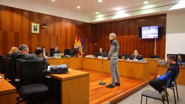 Los acusados por el incendio de la sierra de Alcubierre, durante el juicio que se está celebrando en la Audiencia Provincial de Zaragoza.