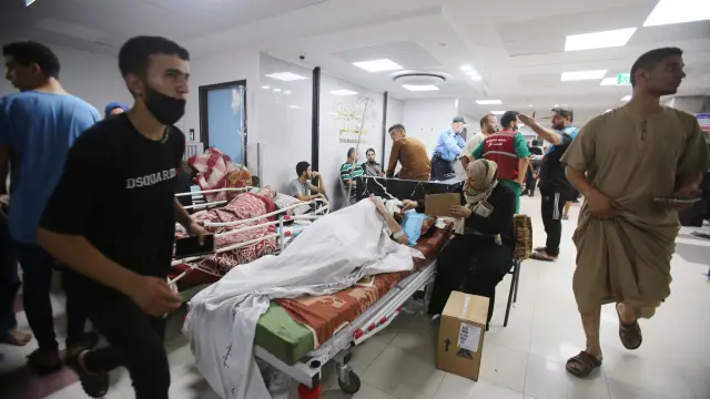 Palestinos en el interior del Hospital Al Shifa, en el norte de la Franja de Gaza