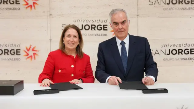 Silvia Carrascal, rectora de la Universidad San Jorge, y Ángel Adiego, consejero delegado de Grupo Lacor, han firmado el convenio