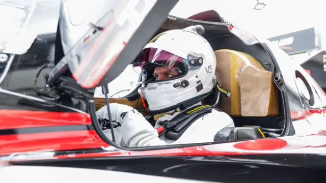 Vettel, dentro de su bólido, en el circuito de Motorland.