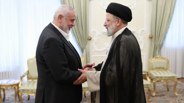 El presidente de Irán, Iranian President Ebrahim Raisi (D), junto al líder de Hamas Ismail Haniyeh en Teheran, Irán.