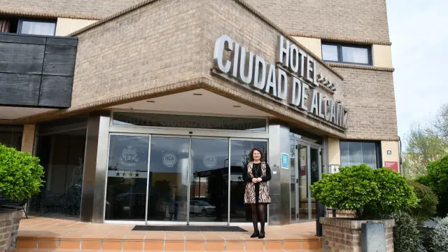 Gabriela Tapalaga, directora del Ciudad de Alcañiz, posa en la entrada de la instalación.