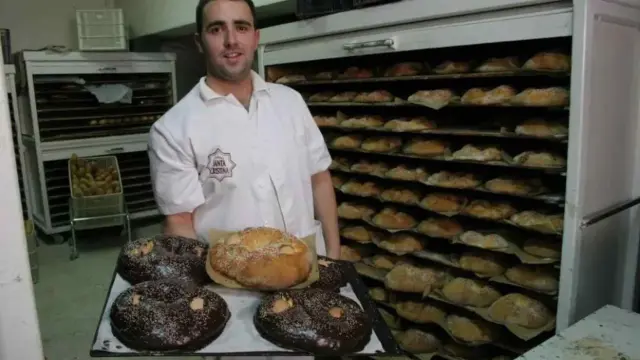 Foto de archivo de la preparación en el horno Santa Cristina de Teruel de las típicas monas o roscas para la fiesta del Sermón de las tortillas.
