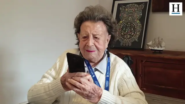Mercedes Lahera, que fue homenajeada por Telefónica, donde trabajó 43 años, celebró su 100 cumpleaños en el centro de mayores en el que reside en Zaragoza