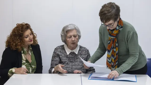 Mónica Caballero, Teresita Almagro y Mª Jesús Buey consultan la documentación que han recopilado para sustentar su reivindicación