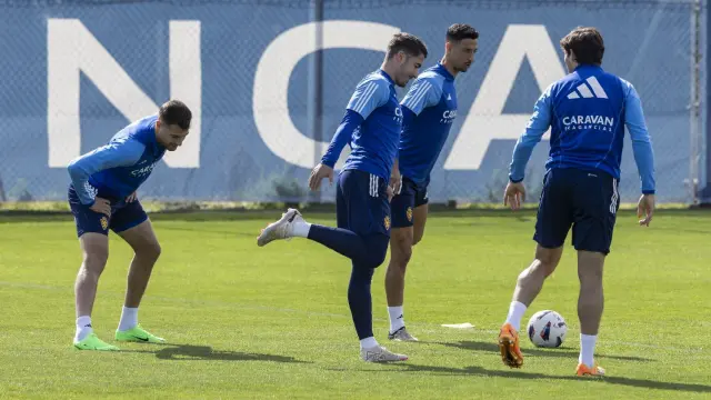 Bakis, Moya, Mesa y Azón, cuatro futbolistas de cuyos grifos espera Víctor Fernández que lleguen los goles que requiere el equipo.