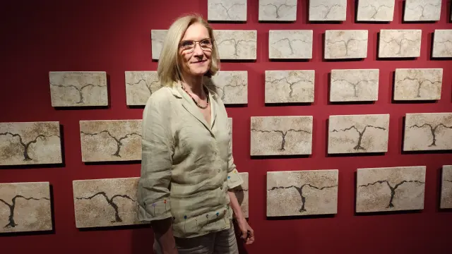 Ana Felipe Royo es la única ceramista aragonesa que participa en este volumen de calado internacional. Aquí la vemos en el Museo Pablo Gargallo.