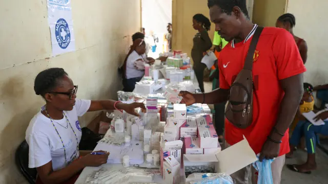 Un hombre recibe medicinas de un sanitario en un centro médico de Unicef en Puerto Príncipe.