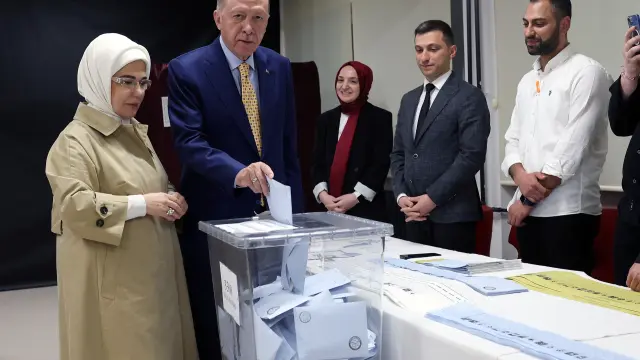 -FOTODELDIA- Estambul (Turquía), 31/03/2024.- Fotografía proporcionada por la Oficina de Prensa del Presidente turco, del mandatario Recep Tayyip Erdogan (c), junto a su esposa Emine Erdogan (i), votando este domingo en una mesa electoral durante las elecciones locales en Estambul, Turquía. Unos 61 millones de personas votarán en las elecciones locales de Turquía en 81 provincias. EFE/OFICINA DE PRENSA DEL PRESIDENTE TURCO -SÓLO PARA USO EDITORIAL/NO VENTAS