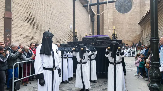 El jueves, la lluvia dio una tregua y permitió en Zaragoza la salida de procesiones como la de la Exaltación de la Cruz.