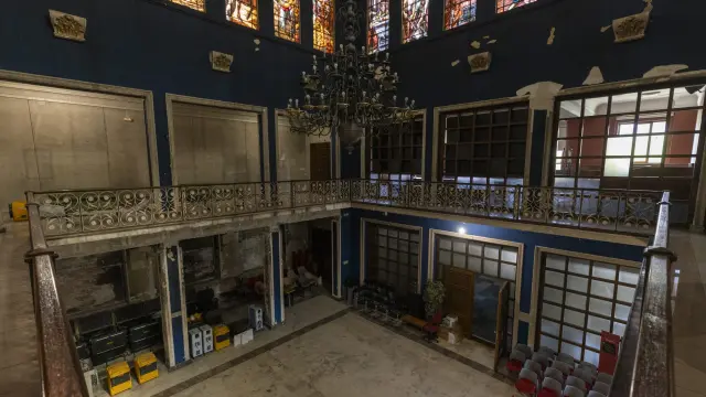 Imagen de julio de 2023 del estado en que quedó el vestíbulo y escalera de la Cámara de Comercio de Zaragoza tras el incendio causado por dos rayos del pasado 17 de junio.
