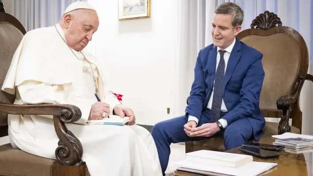 El papa Francisco conversa con el periodista español Javier Martínez-Brocal (d).