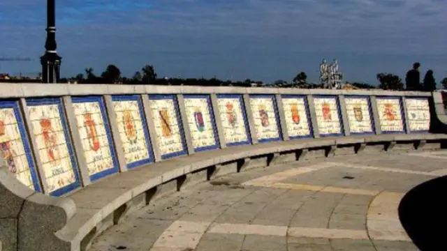 Plaza de España en Nueva Orleans, con los escudos de todas las provincias españolas.