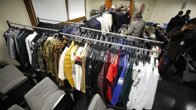 Algunas de las prendas robadas a Inditex que la Policía Nacional recuperó en su momento.