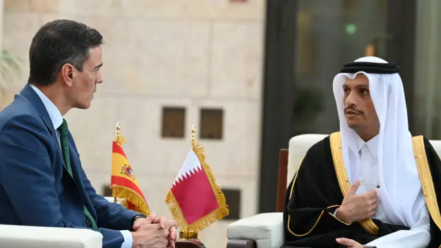 El presidente del Gobierno, Pedro Sánchez, y el primer ministro de Qatar, Mohamed bin Abdulrahman al Zani.