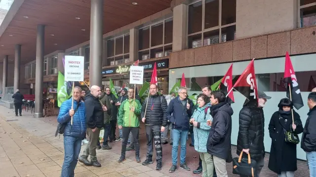 Concentración de delegados y trabajadores de Seur Zaragoza a las puertas del SAMA.