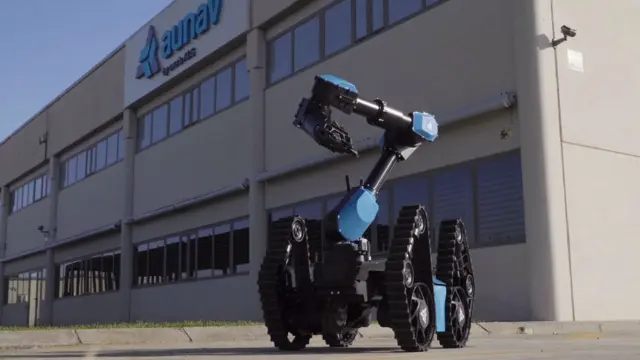 Robot de desactivación de explosivos desarrollado por Aunav, frente a las instalaciones de la empresa.