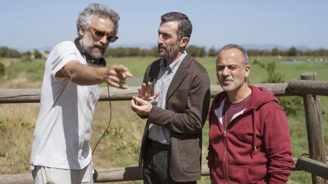 El director Pau Durá, Luis Zahera y Javier Gutiérres, en el rodaje de 'Pájaros'.