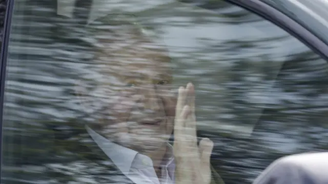 El rey Juan Carlos I saliendo del aeropuerto, a 05 de abril de 2024