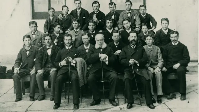 Zoel García de Galdeano, con barba, junto a profesores y alumnos del insituto de enseñanza secundaria de Toledo.