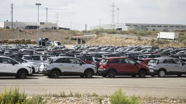 Imagen de finales de 2022 de las instalaciones de Stellantis en Figueruelas. Explanada con los coches ya montados listos para salir.
