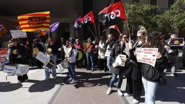 Concentración de trabajadores de los centros de reforma y menores de Aragón este martes ante la sede del IASS de Zaragoza