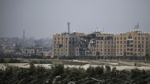 Imagen de un edificio de viviendas destruido en Gaza tras un ataque israelí