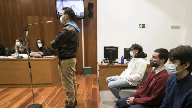 Los cuatro acusados por los disturbios tras una manifestación contra Vox, durante el juicio celebrado en la Audiencia de Zaragoza en 2020.