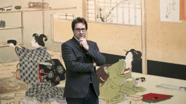 David Almazán es profesor de Historia del Arte de la Universidad de Zaragoza e investigador especializado en arte japonés. Acaba de publicar dos volúmenes sobre Hokusai y el Manga.