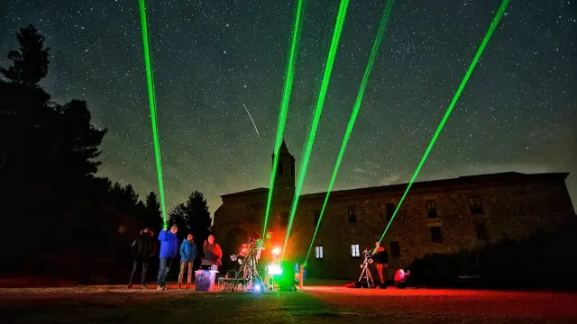 Un grupo de participantes en las jornadas de astroturismo que organiza el monasterio turolense de Estercuel.