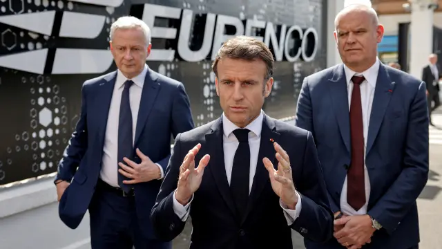 Frances President Emmanuel Macron addresses the media as Frances Minister for Economy and Finances Bruno Le Maire (L), and Eurenco CEO Thierry Francou (R) listen during a visit to the powders and explosives company Eurenco plant in Bergerac, southwestern France, on April 11, 2024. LUDOVIC MARIN/Pool via REUTERS [[[REUTERS VOCENTO]]]