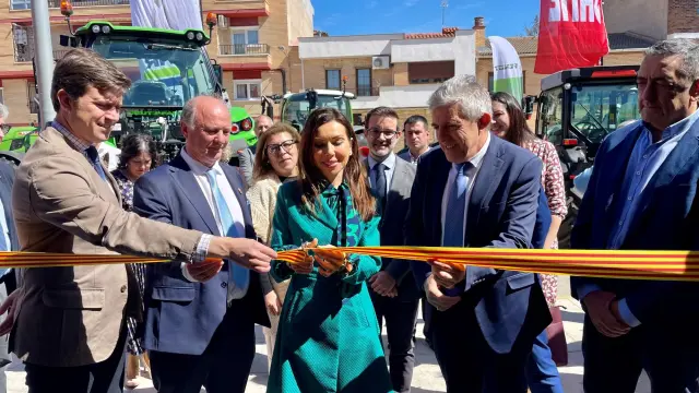 La presidenta de las Cortes, Marta Fernández, y el consejero de Agricultura, Ángel Samper, cortando la cinta, al inaugurar esta I Feria Agroalimentaria de La Almunia junto a las autoridades locales.